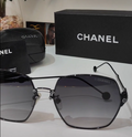Lunettes de Soleil Chanel – Monture Hexagonale Noir Intense