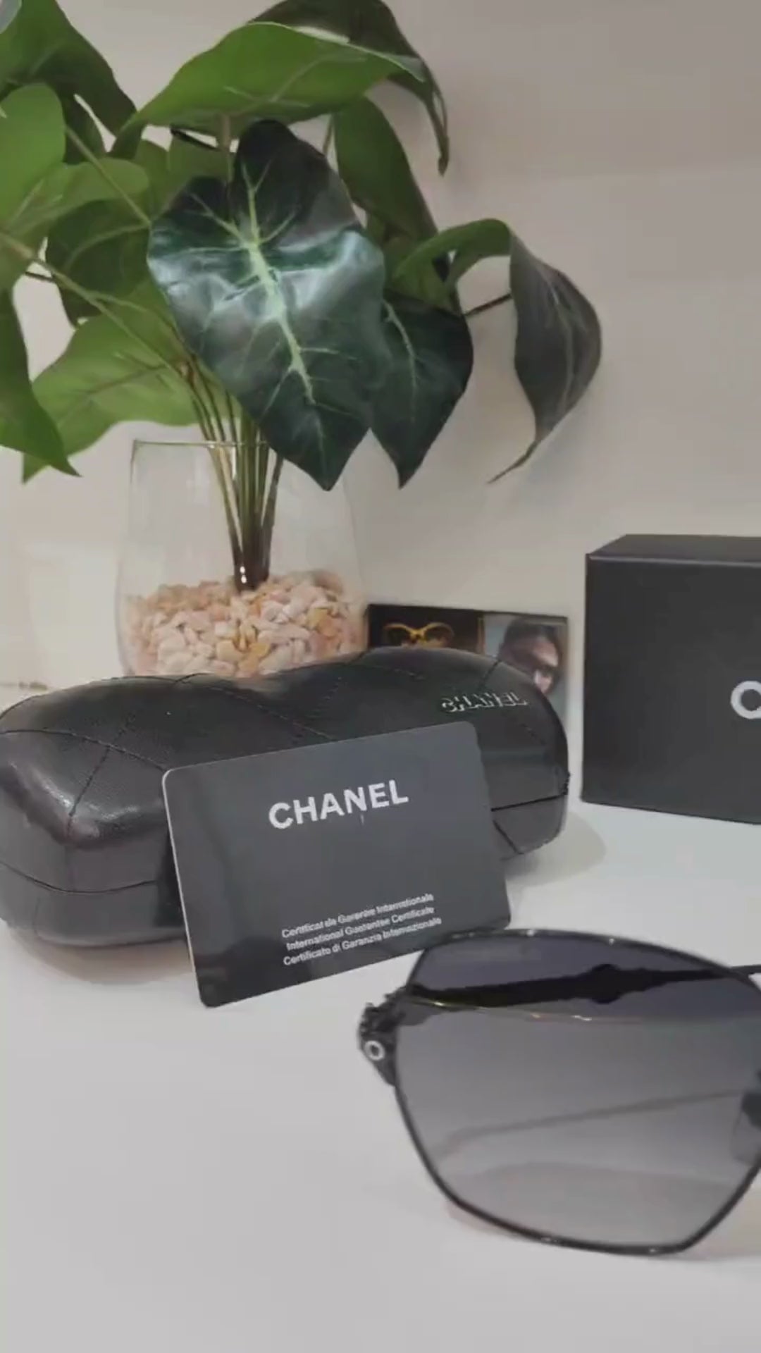 Lunettes de Soleil Chanel – Monture Hexagonale Noir Intense
